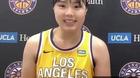 中国之旅中坚持锻炼巴特勒公开训练片段，膝盖防护显决心
